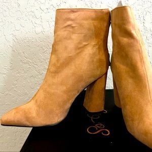 Size 9 close toe Carmel booties